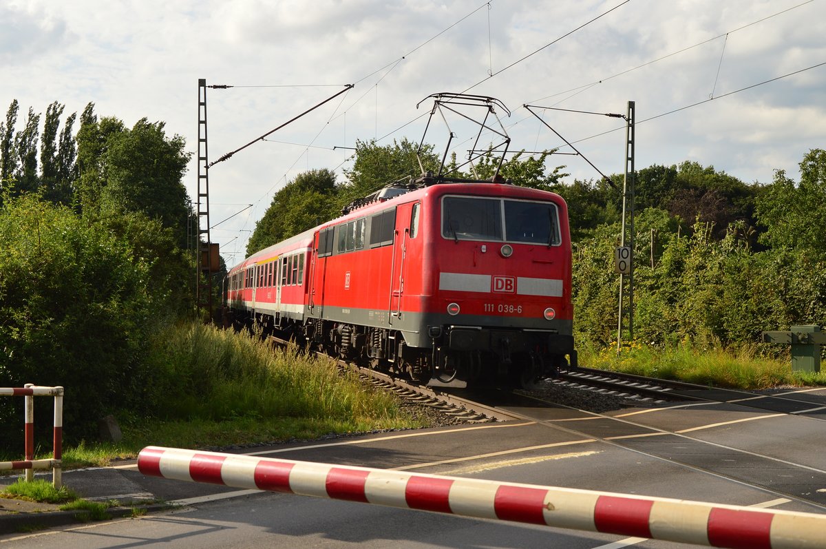 Nach dem die 1266 064-5 mit ihrem Tankwagenzug durch war, konnte die 111 038-6 ihren N-Wagenzug gen Kaldenkirchen schieben. Boisheim Bü Nettetaler Straße den 29.7.2016