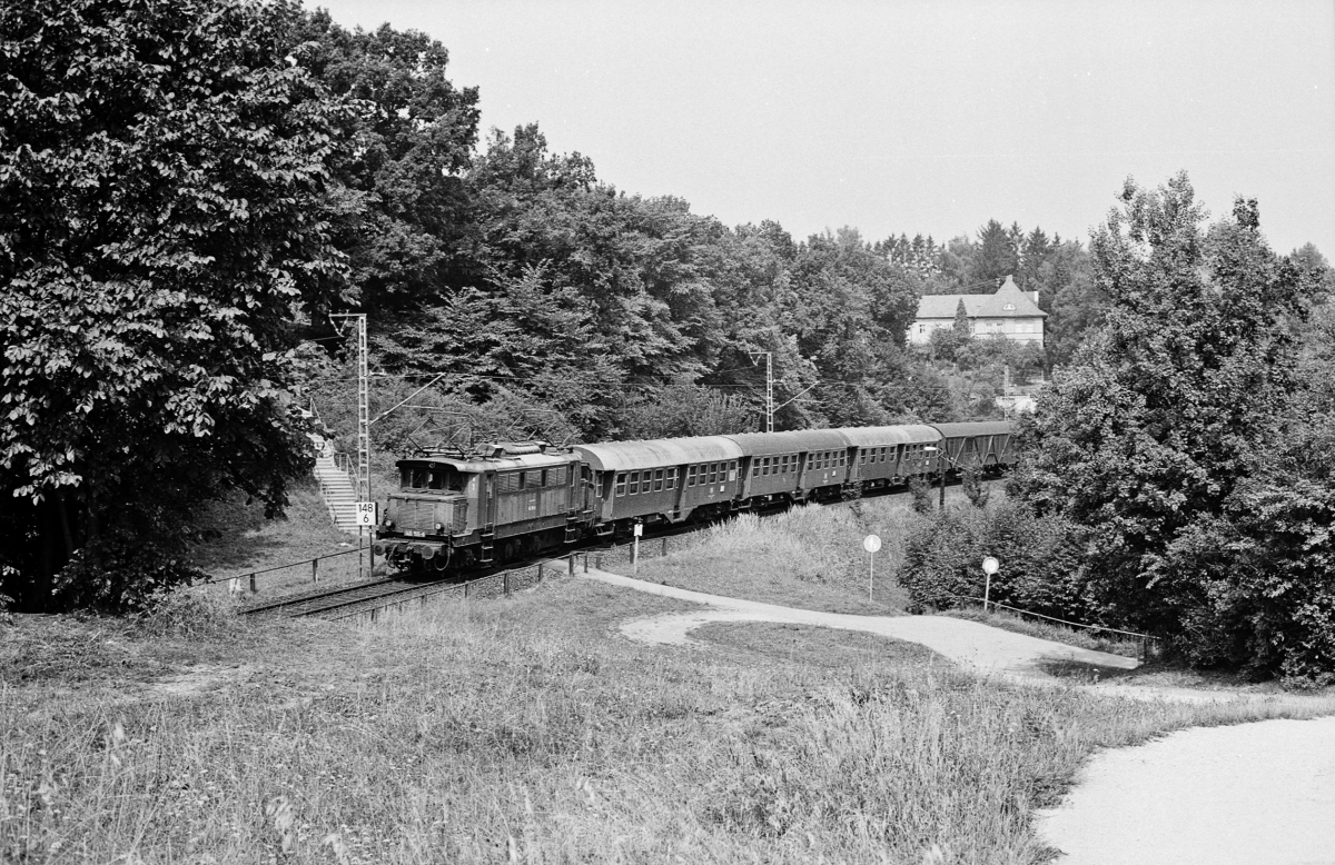 Nach dem 145-Ende im Hllental bekamen einige Loks noch eine Gnadenfrist in Rosenheim und Wrzburg. 145 155 verlsst den Hp.Schney auf der Fahrt von Coburg nach Lichtenfels (Mai 1983).