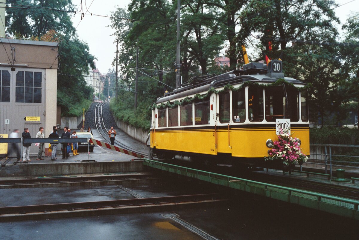 Nach dem 15.09.1984 sollte TW 104 der Stuttgarter Zahnradbahn nie wieder einen Zug nach Degerloch fahren. Wir Zahnradbahnfans wussten das aber nicht so genau und schätzten das Ereignis auch nicht so sehr, wie es das verdient hätte. 