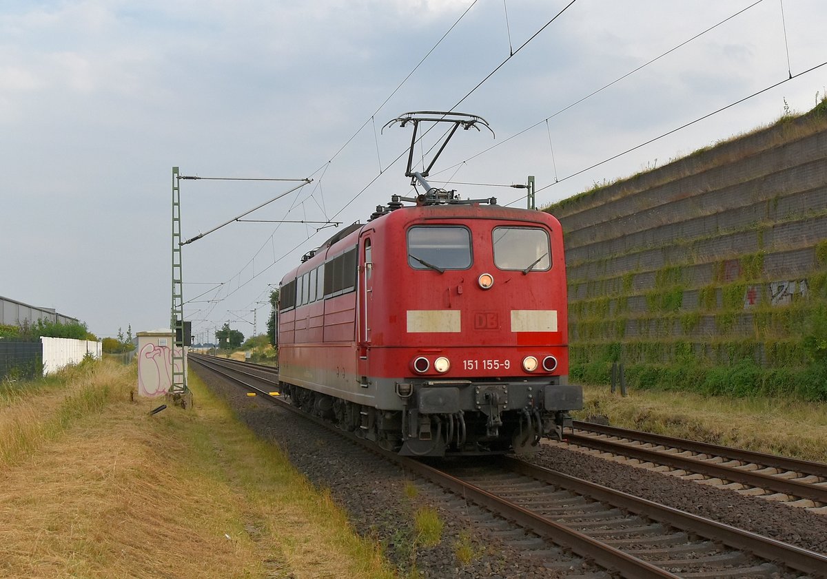 Nach dem die 151 155-9 einen kurzen Aluzug nach Nievenheim gebracht hat, kehrt sie nun Lz nach Neuss Gbf zurück. 19.7.2018