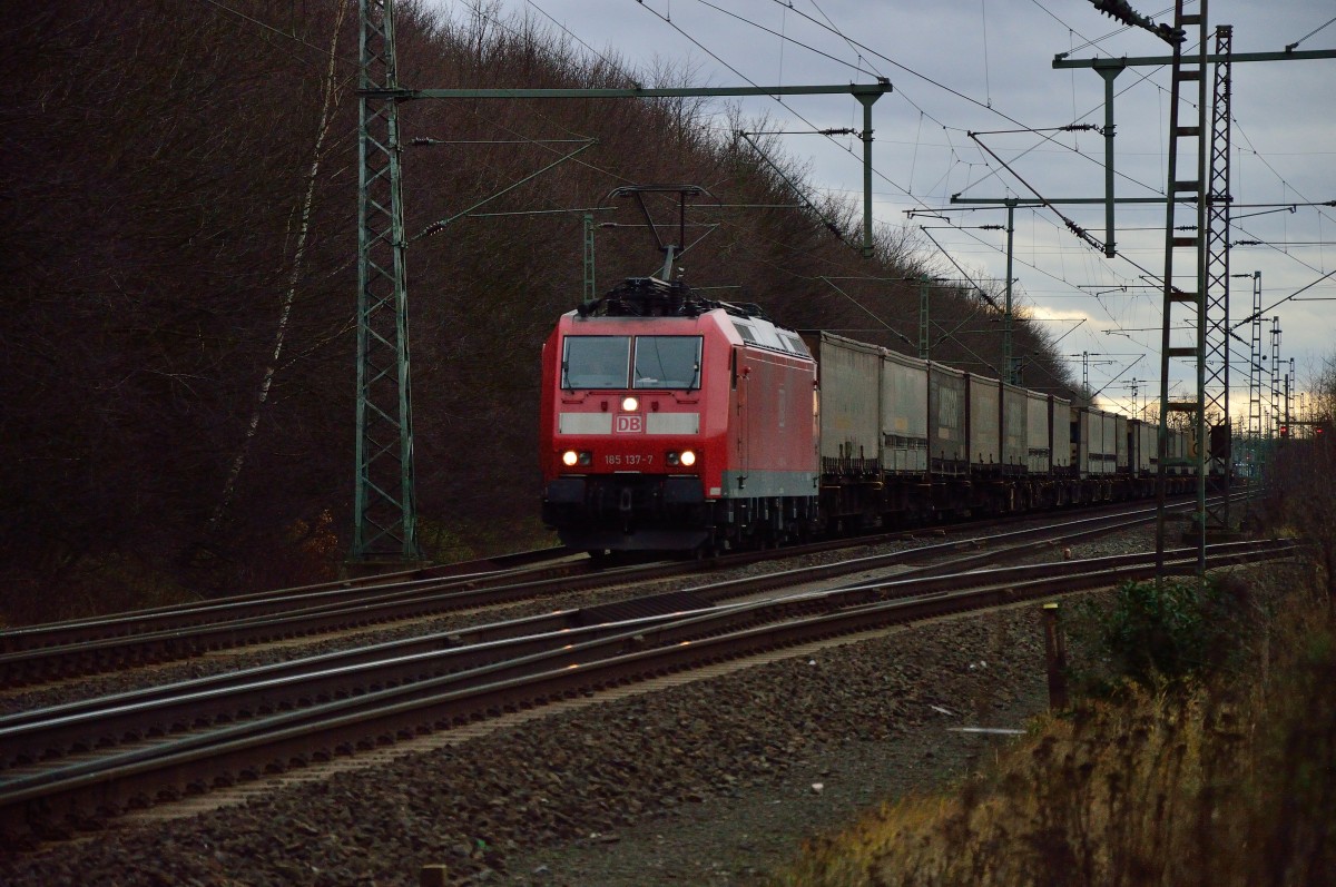Nach dem die 185 137-7 so einige andere Züge passieren lassen müssen, durfte sie dann ihren Weg in Richtung Neuss fortsetzen. Samstag den 8.2.2014