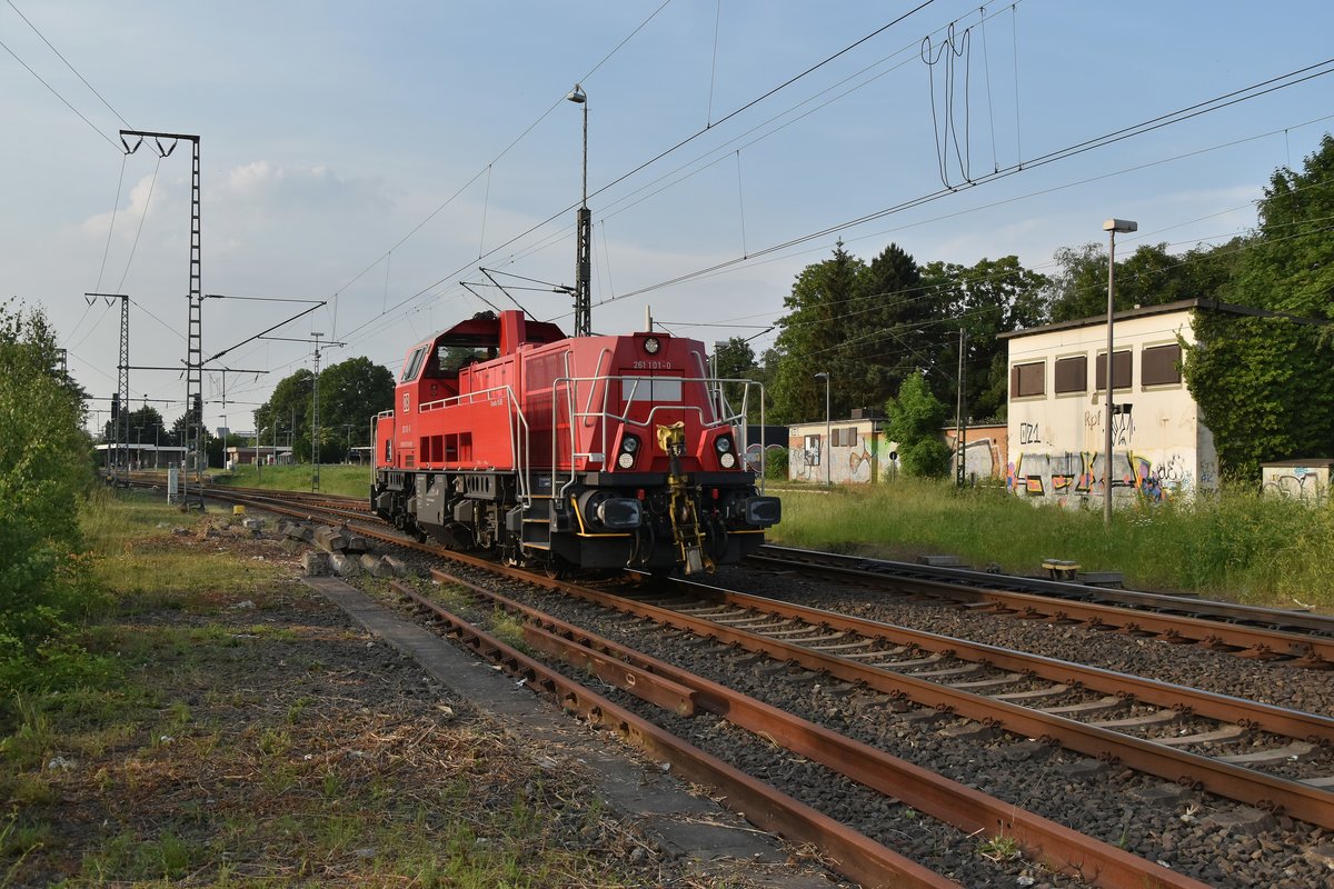 Nach dem die 261 101 aus dem Odenkirchener Ast über die Kreuzung in Gleis 4 eingefahren war, kommt sie nun über selbiges gen den Güterbahnhof gefahren. 28.5.2018