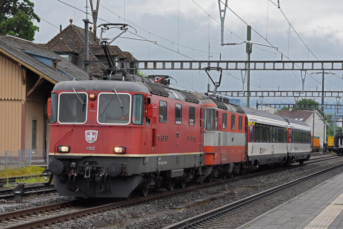 Nach dem abliefern der GTW verlässt die Doppeltraktion, mit dem A 50 85 10-95 013-4, dem B 50 85 21-95 277-2 und dem B 50 85 21-95 056-0 den Bahnhof Kaiseraugst. Die Aufnahme stammt vom 05.07.2021.