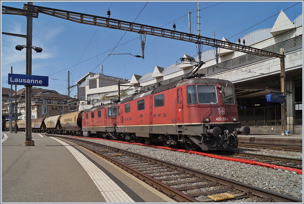 Nach dem Abwarten der Blockdistanz in Lausanne setzen die beiden Re 4/4 II 11250 und 11275 mit dem Spaghetti-Zug von Frankreich nach Italien ihre Fahrt fort. Der Zug besteht aus 17 Uagpps (o.ä.) bzw. die beiden Loks haben 68 Achsen am Hacken.

17. April 2020