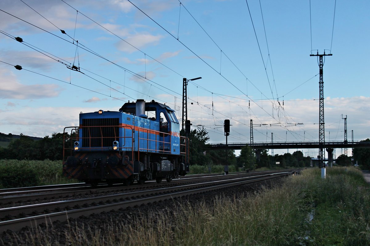 Nach dem am Abend des 06.06.2017 die SWEG V102 (575 002-7) Rangieraufgaben in Neuenburg (Baden) erledigt hatte, fuhr sie als Lokzug wieder zurück nach Freiburg (Brsg) Rbf, als sie bei Müllheim (Baden) unterwegs war.