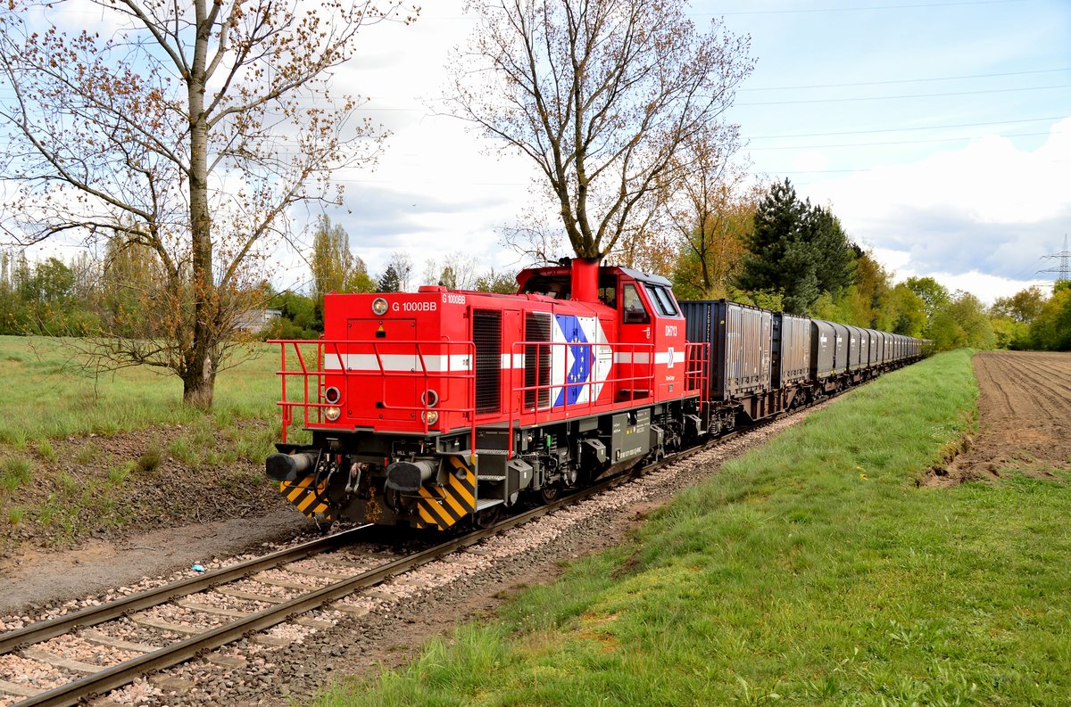 Nach dem am heutigen Nachmittag die Jolina den Nievenheimer im Übergabebahnhof abgestellt hat, übernahm die RHC DH713/90 80 1271 033-3 D-RHC den gesamten Zug und 
fährt ihn durch St.Peter ins Novelis Aluwerk Norf.
Sonntag 24.4.2016