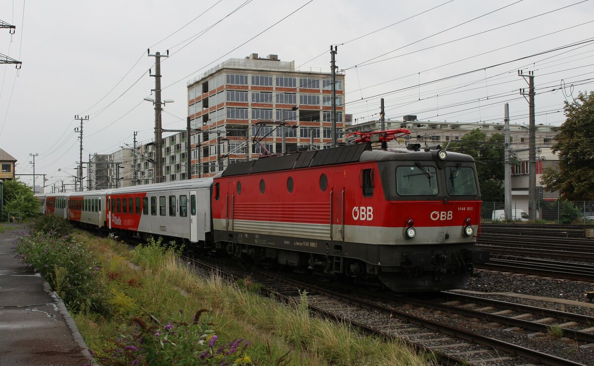 Nach dem Anspannen und Außenreinigen der Garnitur für den REX1598 wartet die 1144 088 am verregneten 30.8.2022 beim Grazer Frachtenbahnhof auf das Aufstellen am Hauptbahnhof.