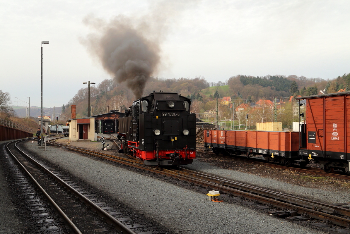 Nach dem Auffüllen der Wasservorräte im Bw, ist 99 1734 am Vormittag des 04.04.2016 jetzt im Bahnhof Freital-Hainsberg unterwegs, um P5002 für die Fahrt nach Dippoldiswalde zu übernehmen.