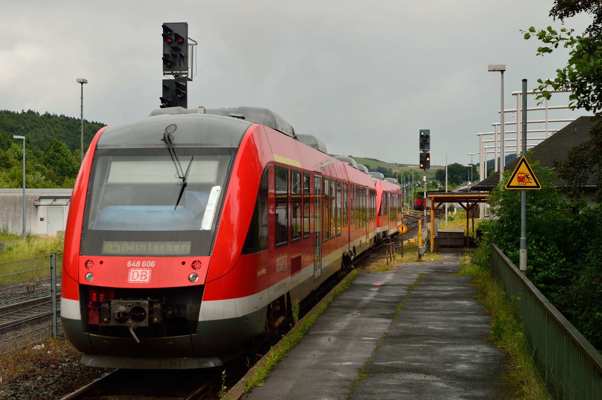 Nach dem der der RE 57 in Bestwig wegen einer Streckensperrung am 2.7.2016 Kopfmachen musste, ist der Zug nun wieder auf dem Weg nach Winterberg im Hochsauerlandkreis. Am Zugschluß ist der 648 606 zu sehen.