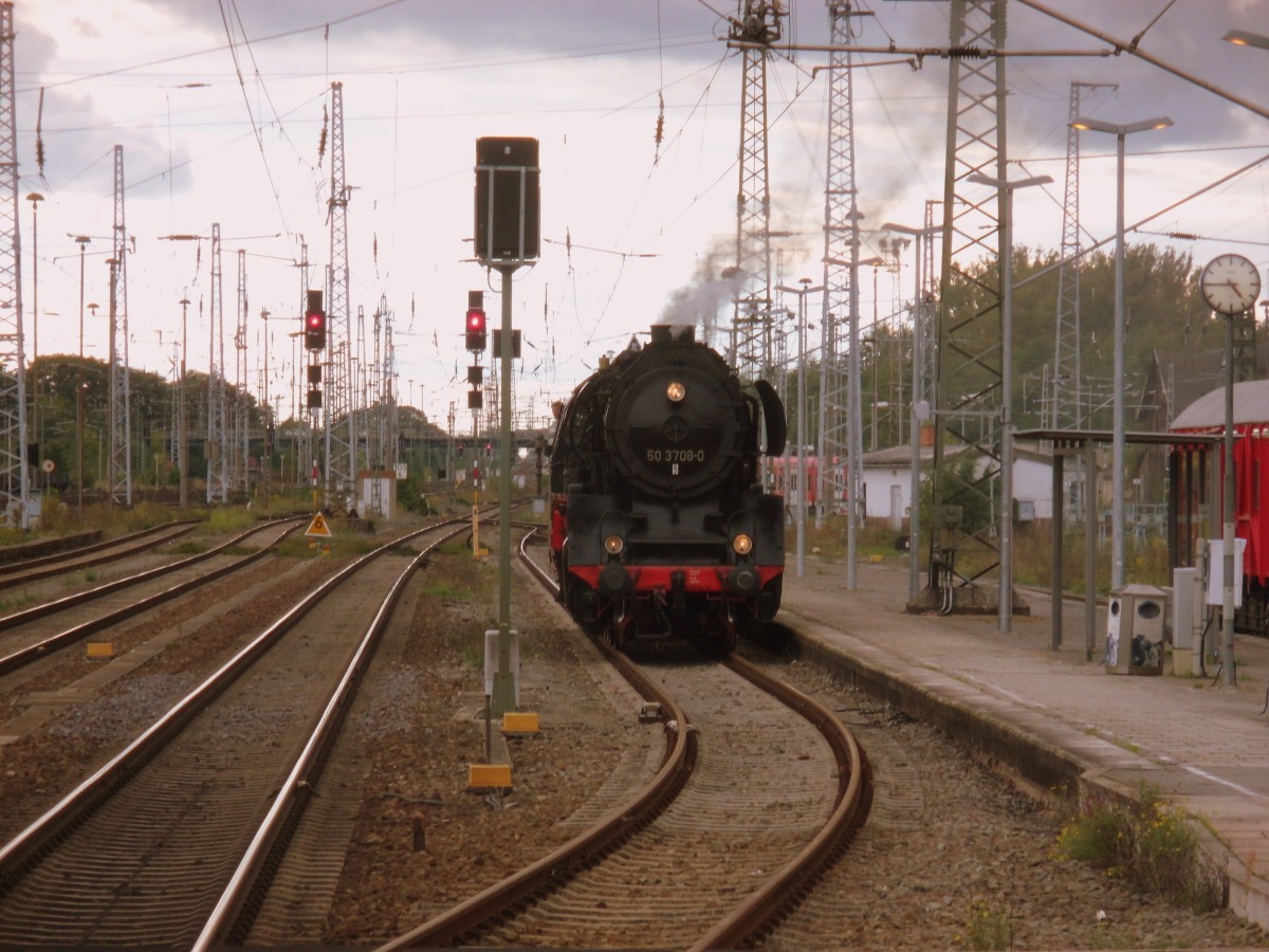 Nach dem Drehen im Bw Stendal stellte sie sich 50 3708-0 im Bahnhof Stendal auf Gleis 7 hin und wartete das die Hybridlok mit ihrem Wagenpark aus dem RAW Stendal rauskam um dann gemeinsam nach Magdeburg abzudampfen. 21.09.2013