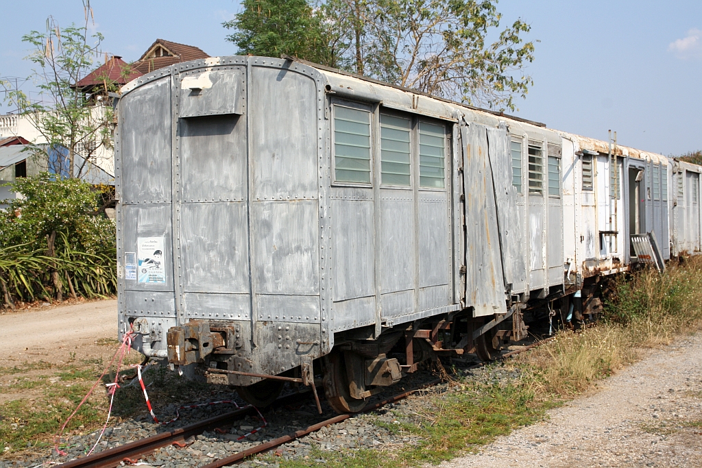 Nach dem Einbau von Fenstern wird der ต.ญ.3173 (ต.ญ.=C.G./Covered Goods Wagon) nun für bahninterne Zwecke verwendet. Bild vom 24.März 2023 in der Nakhon Lampang Station.