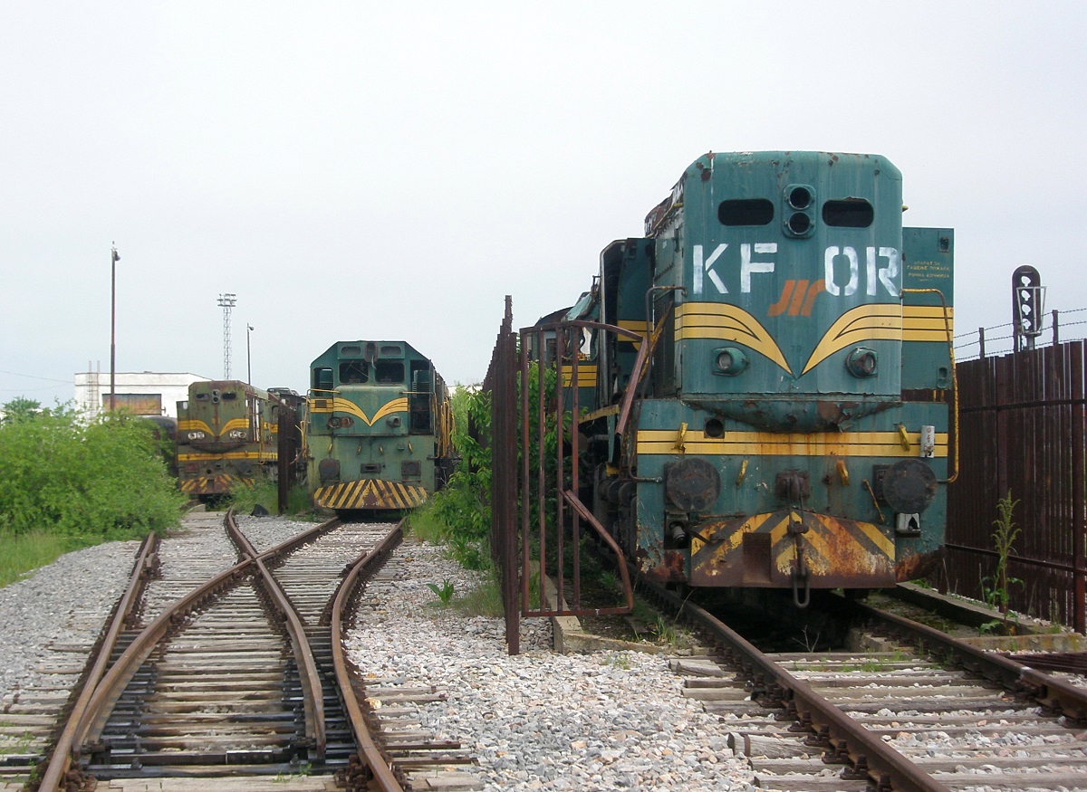 Nach dem Einmarsch im Kosovo 1999 stellte die KFOR (Kosovo Force) zunächst die Eisenbahnverbindung in Richtung Mazedonien und anschliessend weitere Strecken zur Sicherung des Nachschubes wieder her. Diese 661 (661-254 ?) wurde von der KFOR für diese Transporte eingesetzt, das Emblem der JZ ist noch erkennnbar. Zum Zeitpunkt der Aufnahme am 14.05.2009 war sie in Fushe Kosove/Kosovo Polje bereits abgestellt. Im Hintergrund sind eine 664 (wahrscheinlich 664-062) und eine weitere 661 zu erkennen.