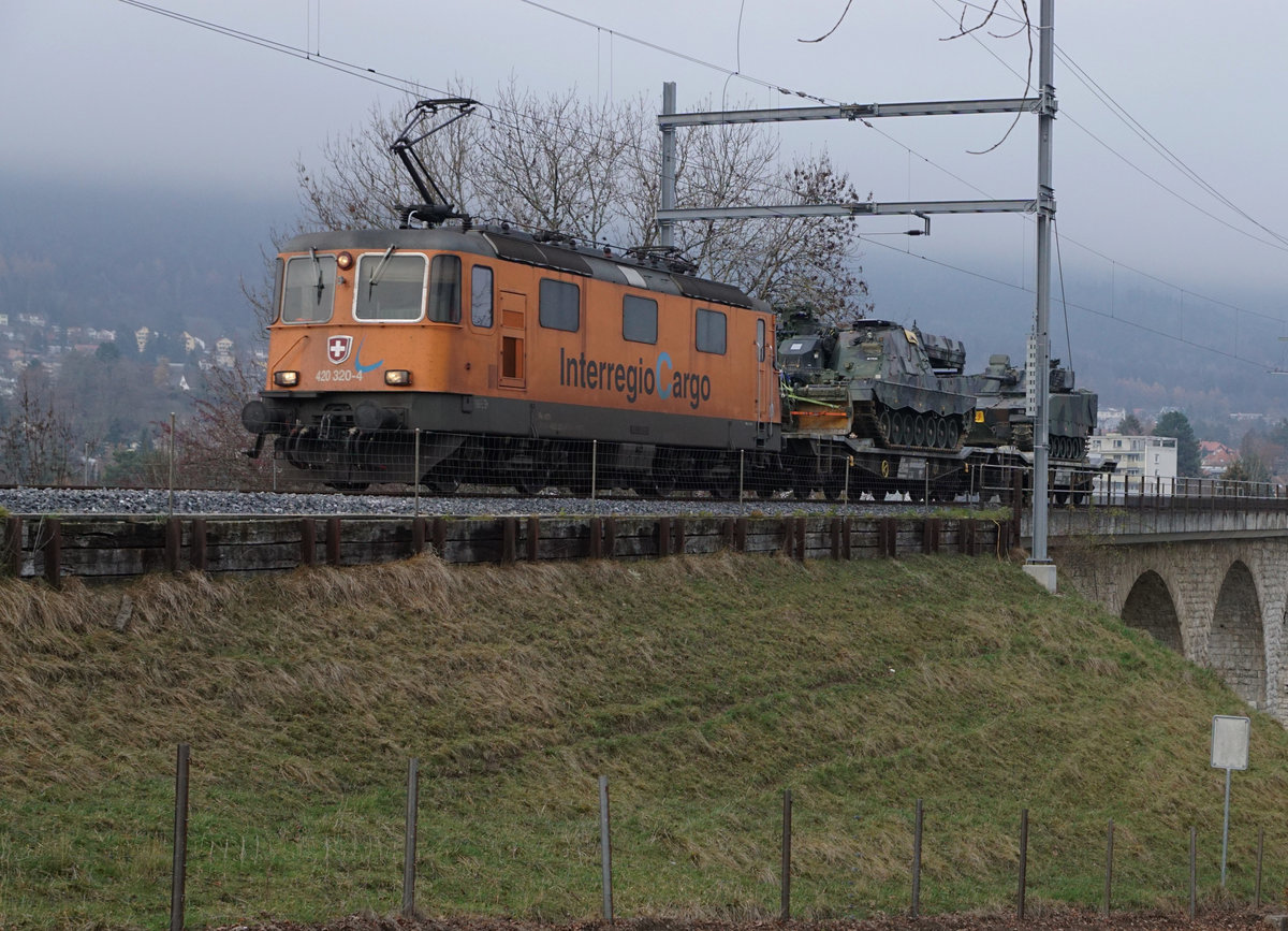 Nach dem Einsatz im Zuckerrübenverkehr ab Aarberg steht die Re 420 320-4 wieder im Dienst von SBB CARGO. 
Am 28. Novebember 2018 war sie mit einem kurzen Panzerzug von Bure-Casernes nach Thun unterwegs.
Zug 69951 33 mit zwei beladenen Slmmps (Genie und Minenräumpanzer G/Mirm Pz, Rpe Hägglunds CV 9030) bei Grenchen Nord.
Foto: Walter Ruetsch 