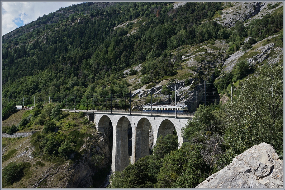 Nach dem Erfolg des letzten Jahres zwischen Interlaken und Spiez, erweiterte die BLS dieses Jahres das Programm und lies den  Blauen Pfeil , den BCFe 4/6 736 als Extrazug bis nach Brig fahren.
Nach dem kurzen Halt in Hohtenn, fährt der BCFe 4/6 736 nun über das 123 Meter lange und 51 Meter hohe Luogelkin Viadukt als RE 31167 Richtung Brig.
14. August 2016