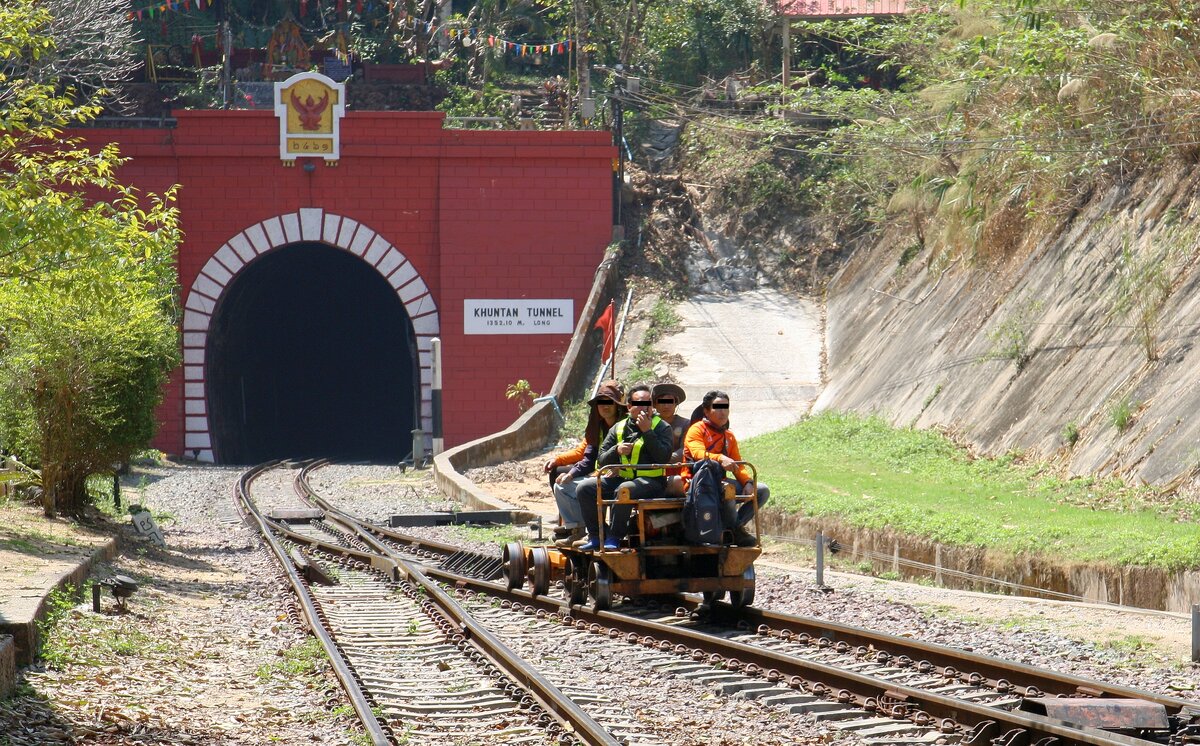 Nach dem EXP 51 (Krung Thep Aphiwat - Chiang Mai) kam am 23.März 2023 noch dieser nummernlose Kleinwagen als Nebenfahrt aus dem Khun Tan Tunnel, dadurch verzögerte sich die Abfahrt des pünktlich angekommenen LOC 408 (Chiang Mai - Nakhon Sawan) um 25 Minuten.