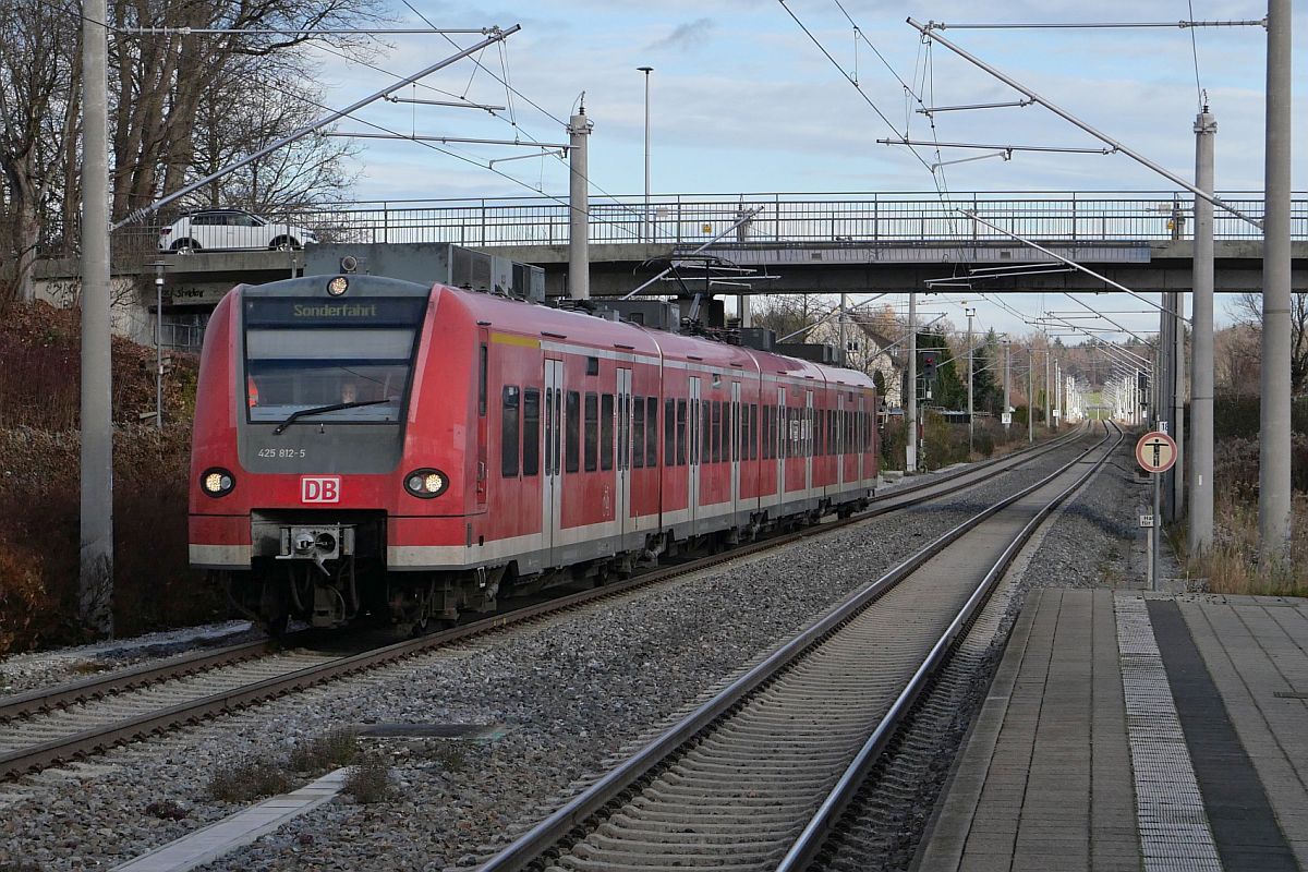 Nach dem Fahrplanwechsel am 12.12.2021 alltäglich, am 01.12.2021 außergewöhnlich. 425 812-5 auf  Sonderfahrt  nach Lindau durchfährt Meckenbeuren.