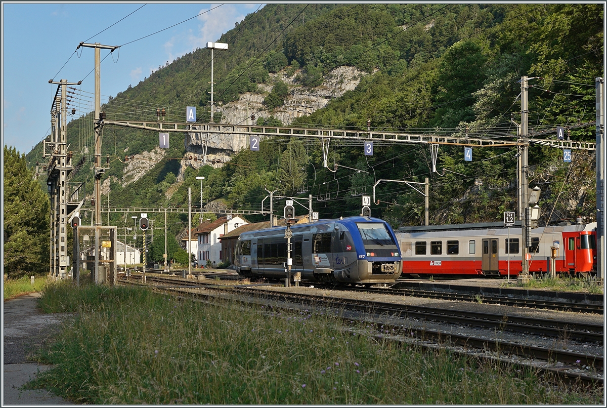 Nach dem die Fahrstrasse eingestellt und die Fahrleitung auf 25000 Volt  50 Hz umgestellt worden sind, verlässt der SNCF Dieseltriebwagen X 73567 als TER 18136 nach Frasne den Bahnhof von Vallorbe. 

16. Juni 2022