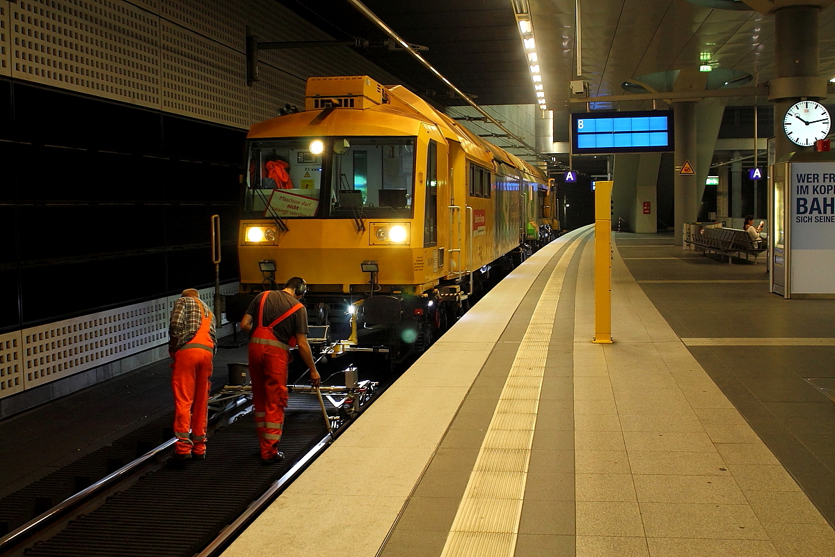 Nach dem Fräsvorgang wird das Ergebnis  kontrolliert.
Schienenfräszug SF 06-FFS plus der Bahnbau Gruppe bei Fräsarbeiten in Berlin Hauptbahnhof (tief) am 12.07.2015.

