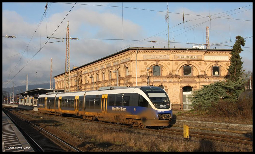Nach dem gerade erfolgten Fahrplanwechsel fährt nunmehr der NWB Triebwagen in Kreiensen von Gleis 1 nach Paderborn ab. Der Zug kommt östlich des alten Bahnhofgebäudes an und setzt dann auf die Westseite um. Hier geschieht das gerade am 19.12.2016 mit NWB 643303 um 10.34 Uhr.