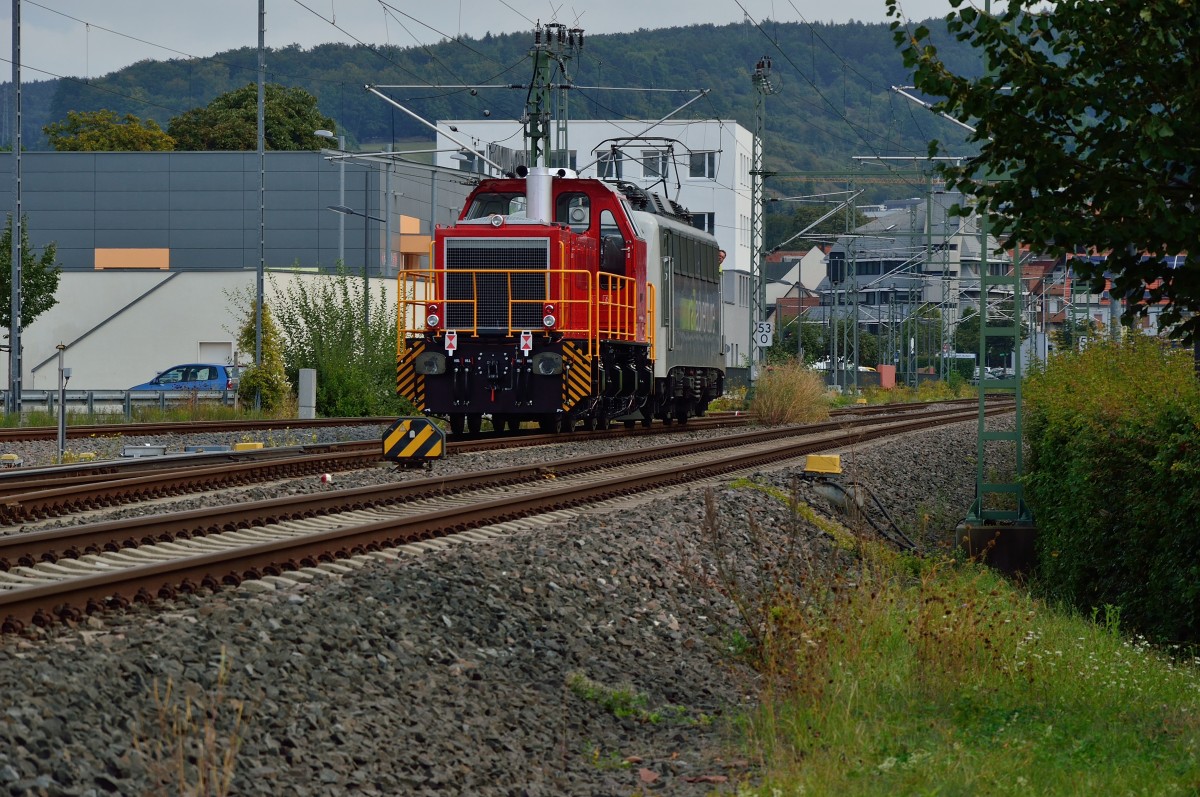 Nach dem das Gespann aus der Werkslok 2970 006-0 und der 139 558-1 aus dem Zufhrgleis der Gmeinder Lokomotivfabrik auf das Streckengleis gefahren sind, stossen sie hier nun zurck ber die nchste Weiche um auf das vordere Gleis in Richtung Osterburken und weiter nach Wrzburg zu gelangen. 7.9.2013