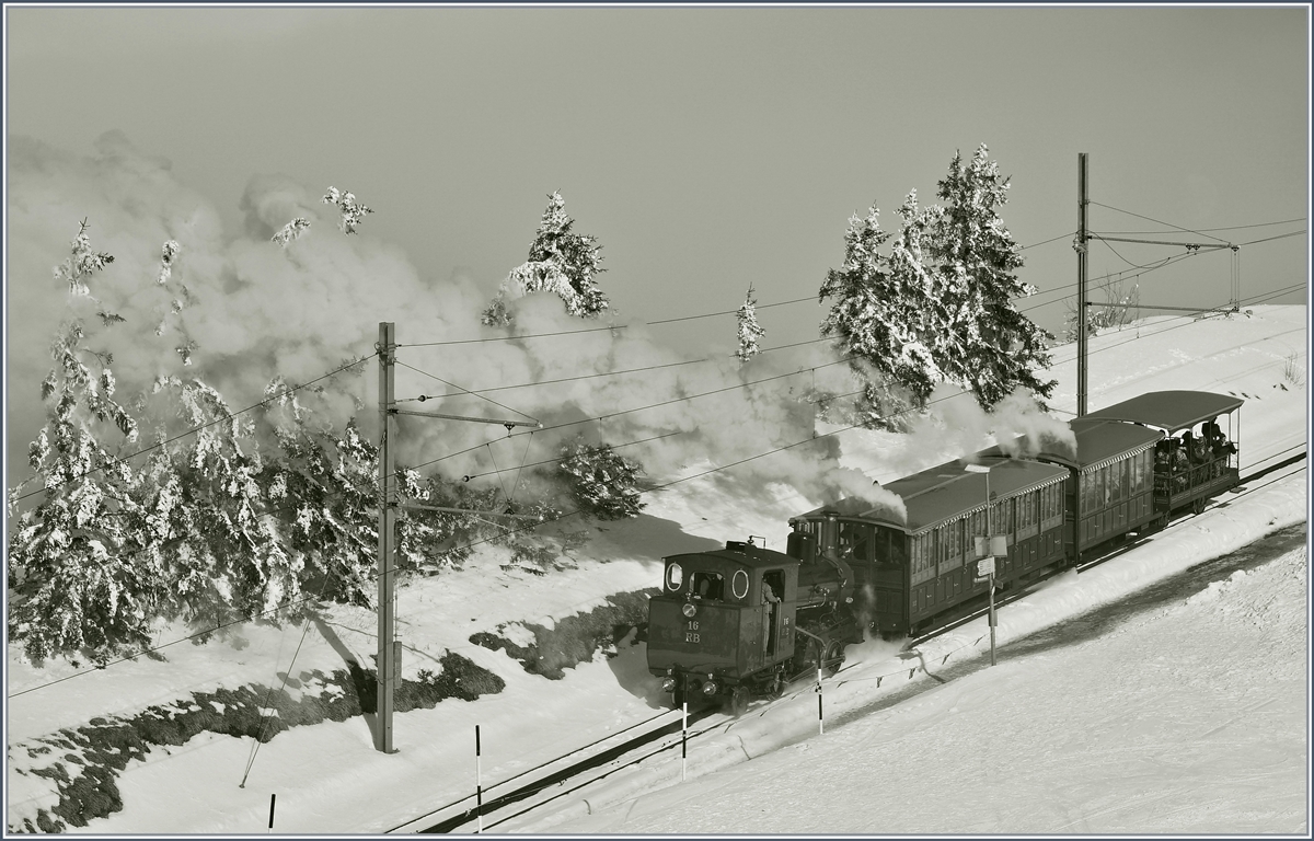 Nach dem die H 2/3 N° 16 einen grossen Teil ihrer 450 Kilo Kohlen verbrannt und einen nicht unbeträchtlichen Teil ihres Wassersvorrates von 2000 Liter verdampft hatte, konnte ich den Dampfzug N° 1223 von Vitznau nach Rigi Kulm kurz vor Rigi Staffel fotografieren.
24. Feb. 2018