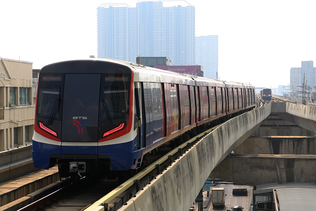 Nach dem Halt in der Samrong Station (E15) setzt der BTS 1986 am 11.Dezember 2023 seine Fahrt zur Kheha Station (E23) fort.
