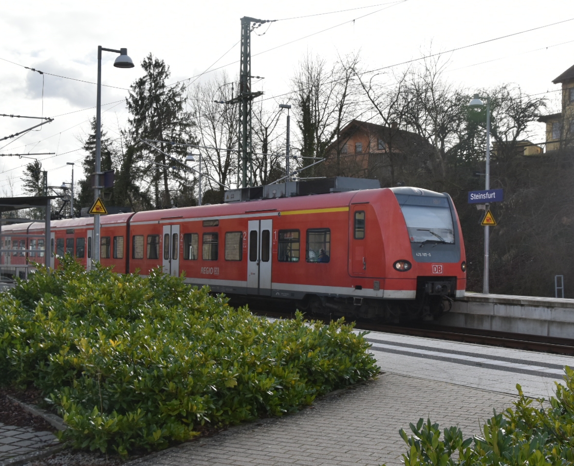 Nach dem Halt in Steinsfurt sind nun die Spitzenlichter eingeschaltet und die Fahrt des 425 107 geht dann wieder nach Heidelberg Hbf zurück. Steinsfurt am Montag den 10.2.2020