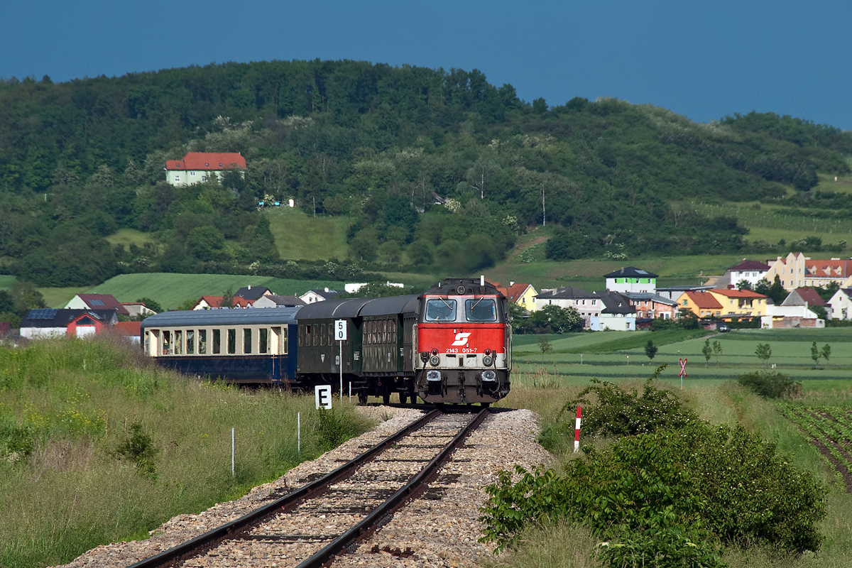 Nach dem heftigen Gewitterregen am 24.05.2014 kam am späten Nachmittag doch wieder die Sonne raus. 2143 051 hat mit den Nostalgie Express  Leiser Berge  Stetten verlassen und ist in Richtung Korneuburg unterwegs.