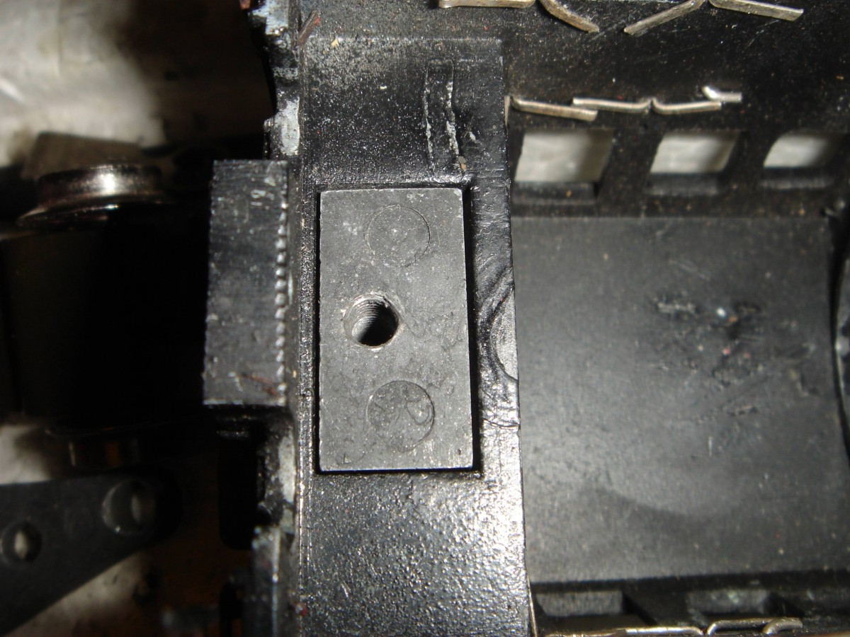 Nach dem Herausheben des Fahrgestells der TP 800.1, was nach Entfernen Befestigungsschrauben problemlos möglich ist, liegt das Lokgehäuse vor einem und man erkennt eine weitere Besonderheit dieses Modells und der nachfolgenden TT 800 - den aus Zink gegossenen Kohlenkasteneinsatz der ein separates Teil darstellt und von unten das Muttergewinde für die hintere Gehäusebefestigungsschraube enthält. Beim Hochheben des Gehäuses rutscht dieser Einsatz nach oben aus dem Kohlenkasten heraus. Aufnahme 28.09.2014