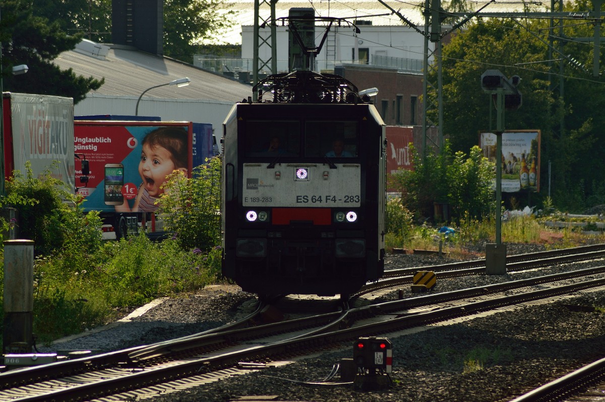 Nach dem hier in Korschenbroich eine S8 und ein RE11 zuerst durch mussten, konnte die ES64 F4 283 dann wieder aufs Streckengleis und ihre Fahrt in Richtung Neuss fortsetzen. 3.8.2014