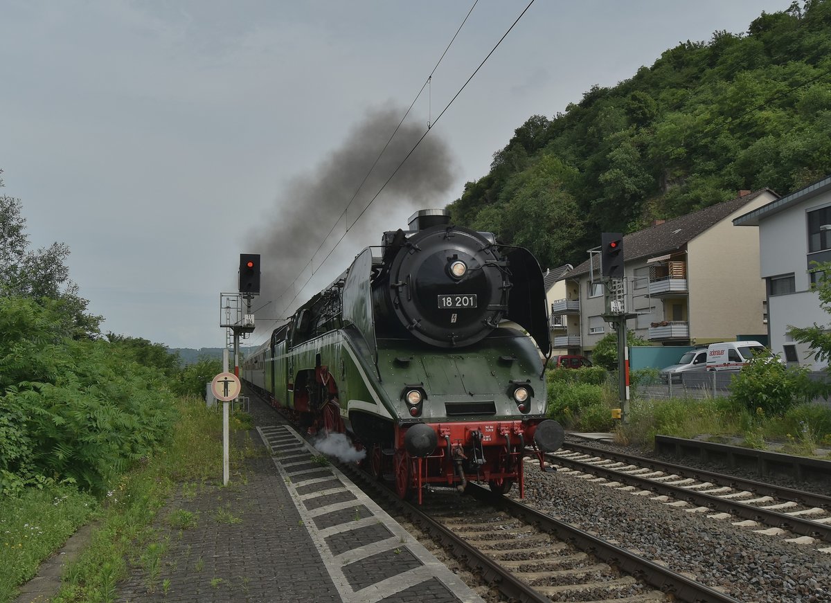 Nach dem Horst Lüdicke und ich viel zu früh den Tag begonnen hatten, konnten wir dann endlich die 18 201 vor den SDZ nach Worms und Heidelberg in Leubsdorf ablichten wo er hier recht schnell durchfuhr. 16.6.2018