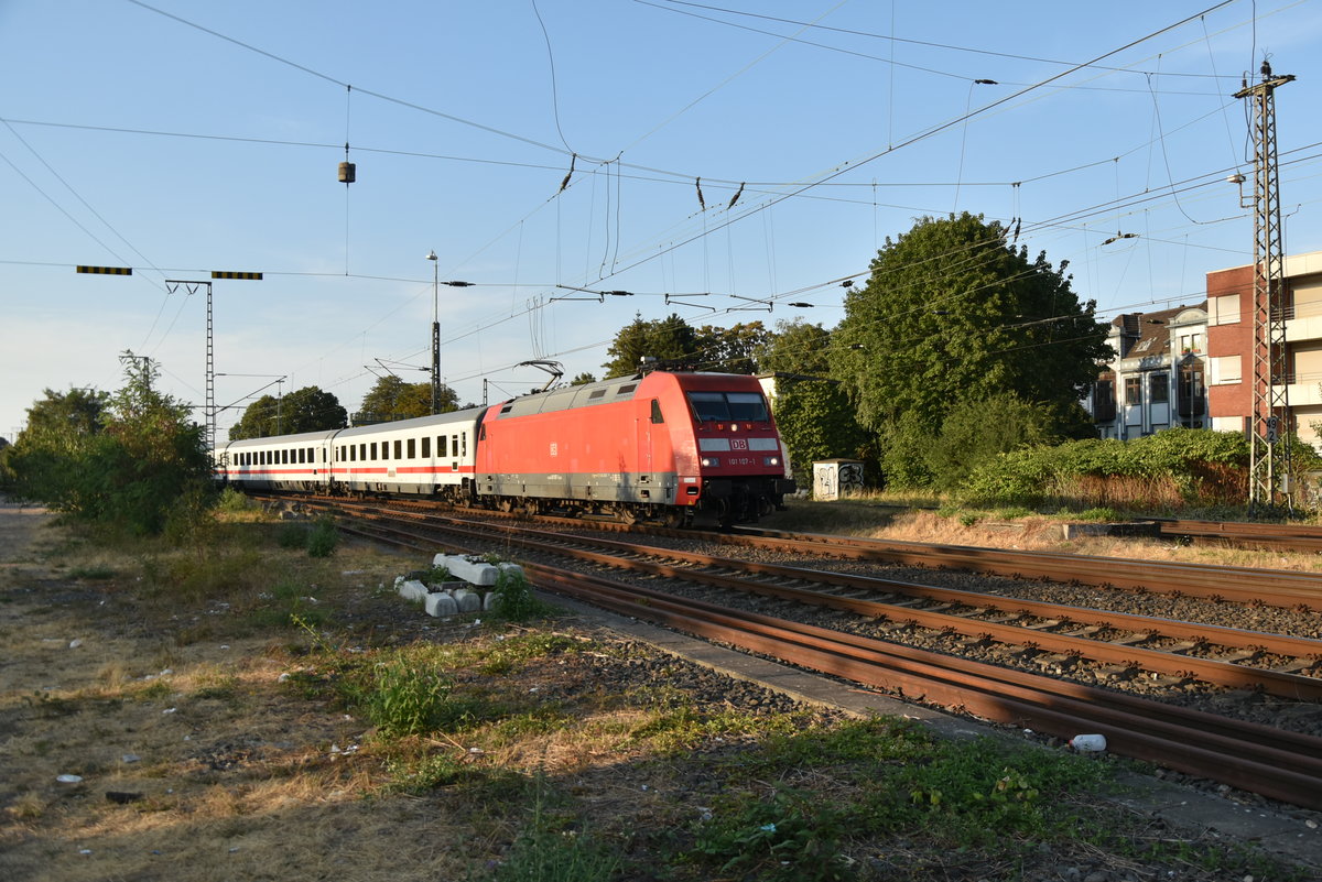 Nach dem der IC2223 sein Ziel Rheydt Hbf erreicht hat, fährt der Zug der von der 101 107-1 gezogen wird in Richtung Köln wohl ins Depot. 6.8.2018