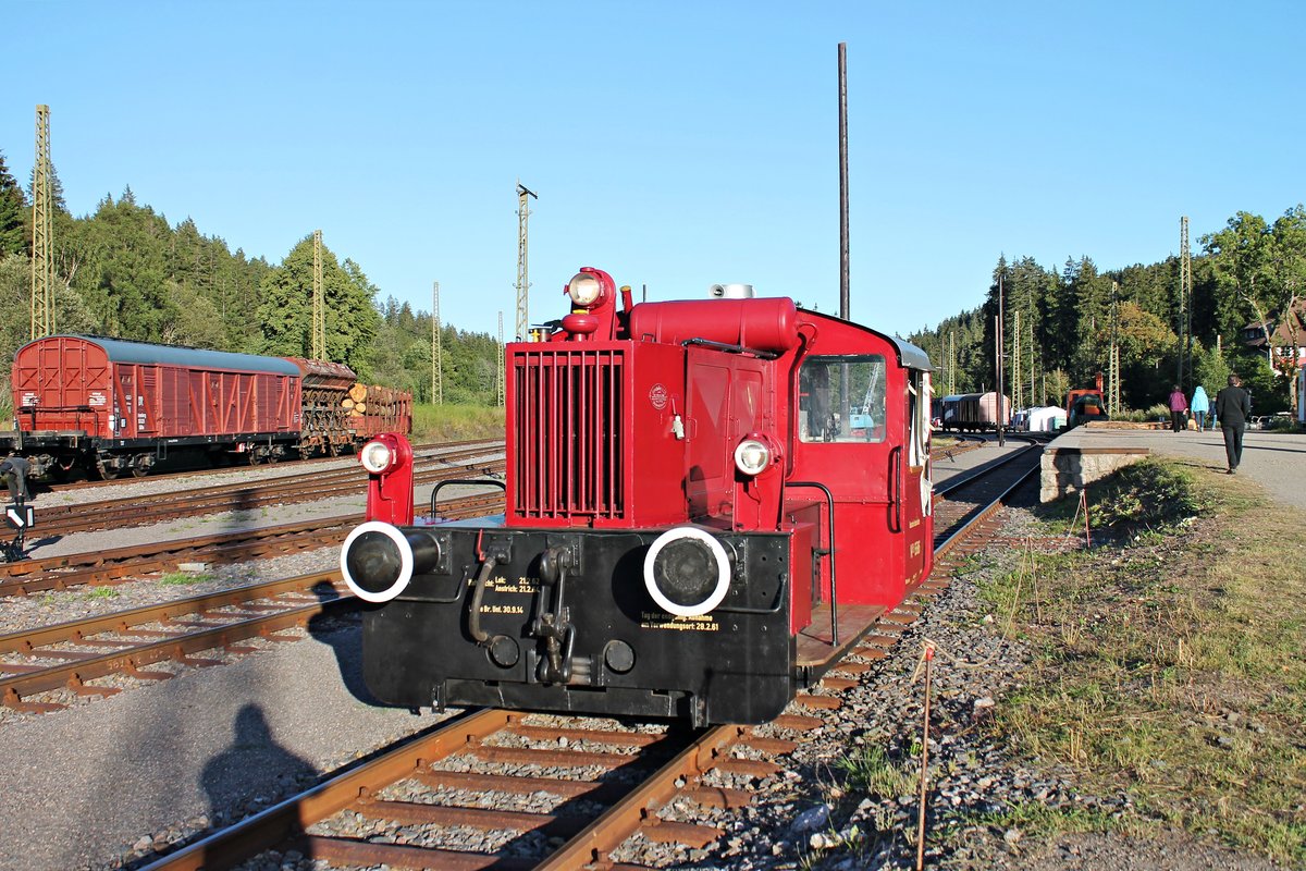 Nach dem letzten Bahnhoffest der IG 3 Seenbahn e.V., rangierte am Abend des 21.08.2016 die Seebrugger Bahnhofs-Köf 6586 (ex. 323 878-9) auf dem Museums Gelände.