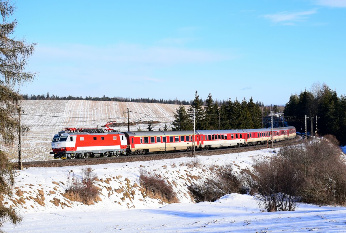 Nach dem Morgenbild ist der Zug bereits auf dem Rückweg zu sehen. Die neulackierte 350 015 ist mit dem IC 522 kurz vor Štrba Zastávka.
20.01.2024.