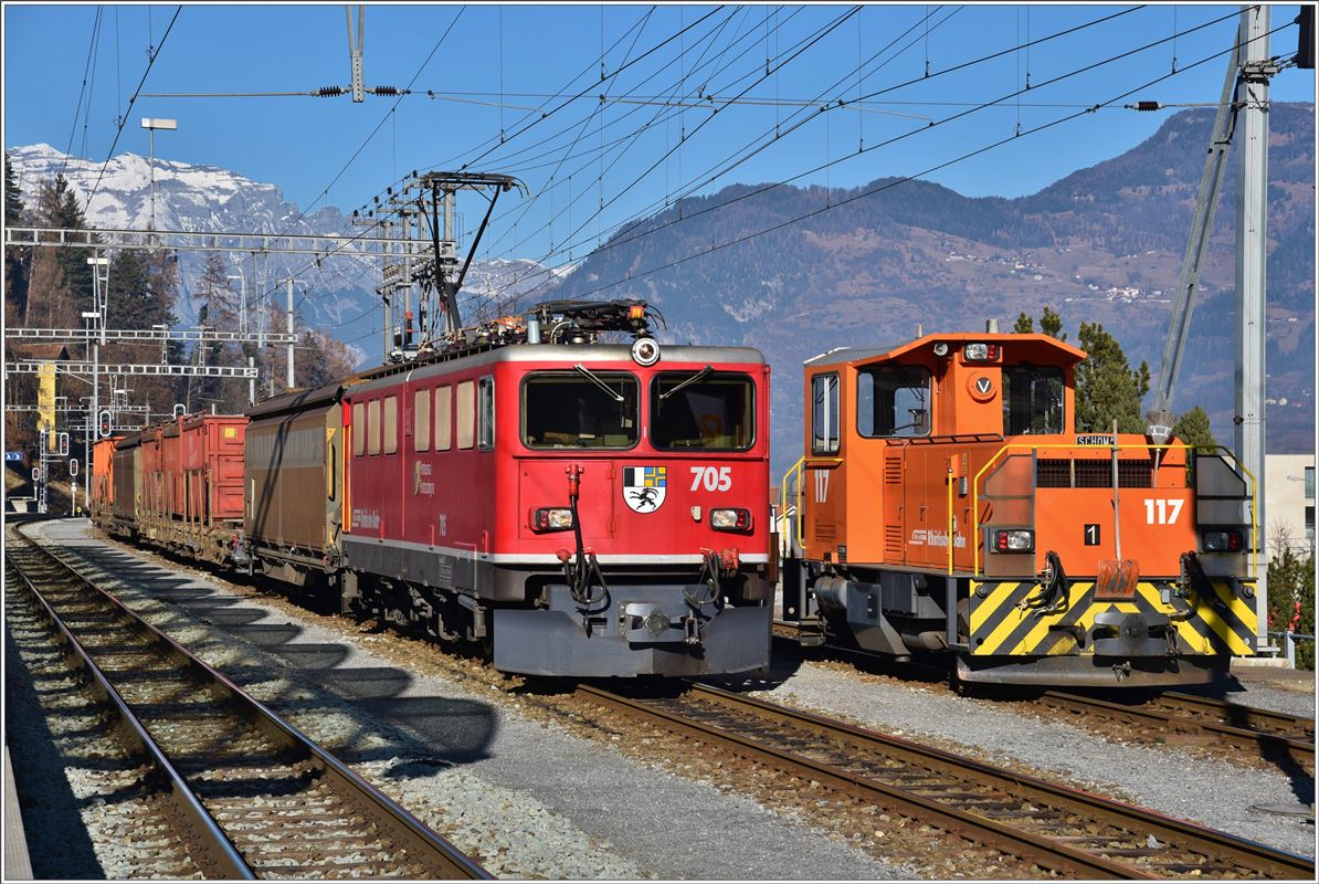 Nach dem Nebel in Reichenau sonnen sich die Ge 6/6 II 705  Pontresina/Puntraschigna  und der Tm 2/2 117 in Thusis. (21.12.2016)