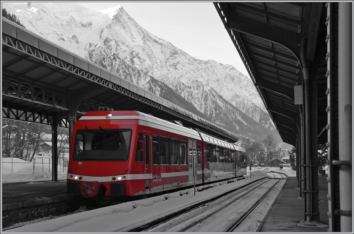 Nach dem Prinzip der roten Busse vor dem Hintergrund des schwarzweißen Hintergrundes von London ist hier der roter 94 87 0001 853-4 F SNCF vor dem schwarzweißen Hintergrund der Mont Blanc Region in Chamonix zu sehen.
10. Feb. 2015