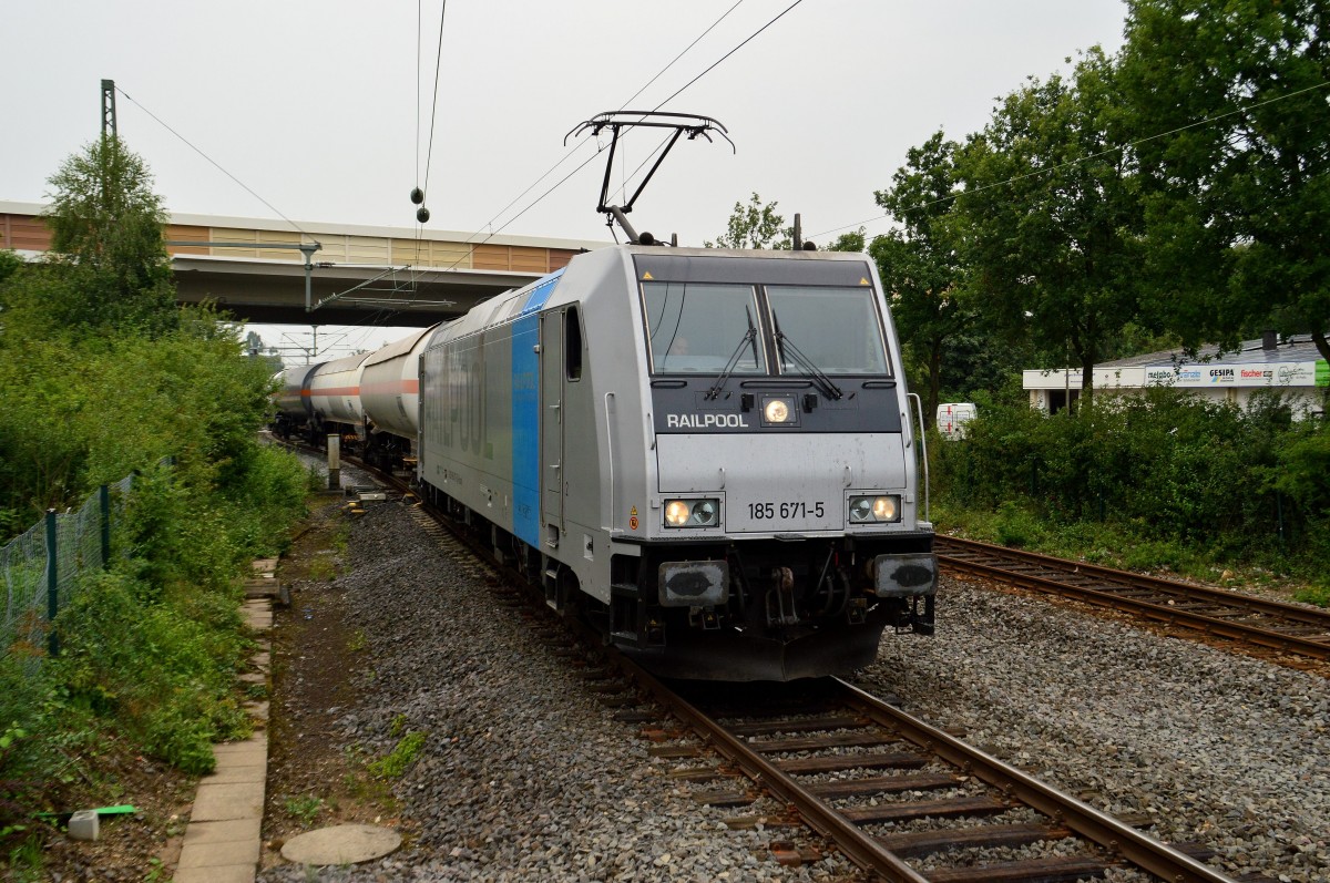 Nach dem der RE13 durch war, konnte die 185 671-5 dann wieder auf die Strecke gehen.
Korschenbroich den 29.7.2014