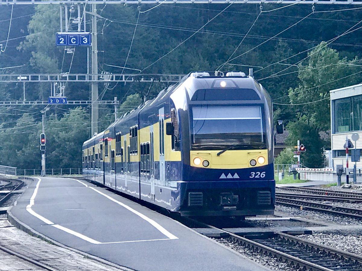 Nach dem der Regio nach Lauterbrunnen weg ist wartet am 29.7.18 der ABDeh 8/8 326 mit seinem Gelenksteuerwagen auf die Freigabe nach Grindelwald.