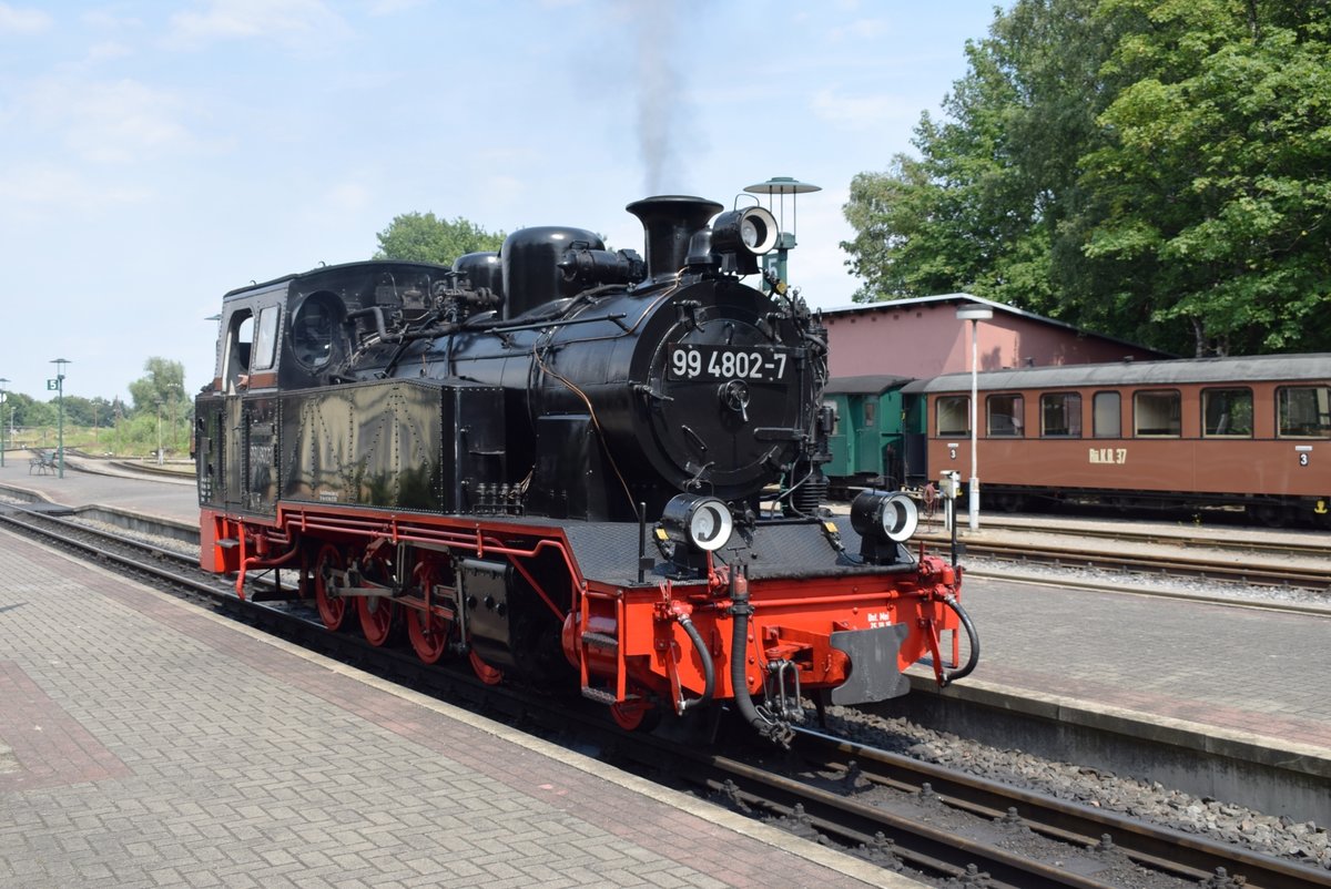 Nach dem Restaurieren wartet 99 4802 auf das Heranfahren an den Zug P 107 nach Göhren. 
