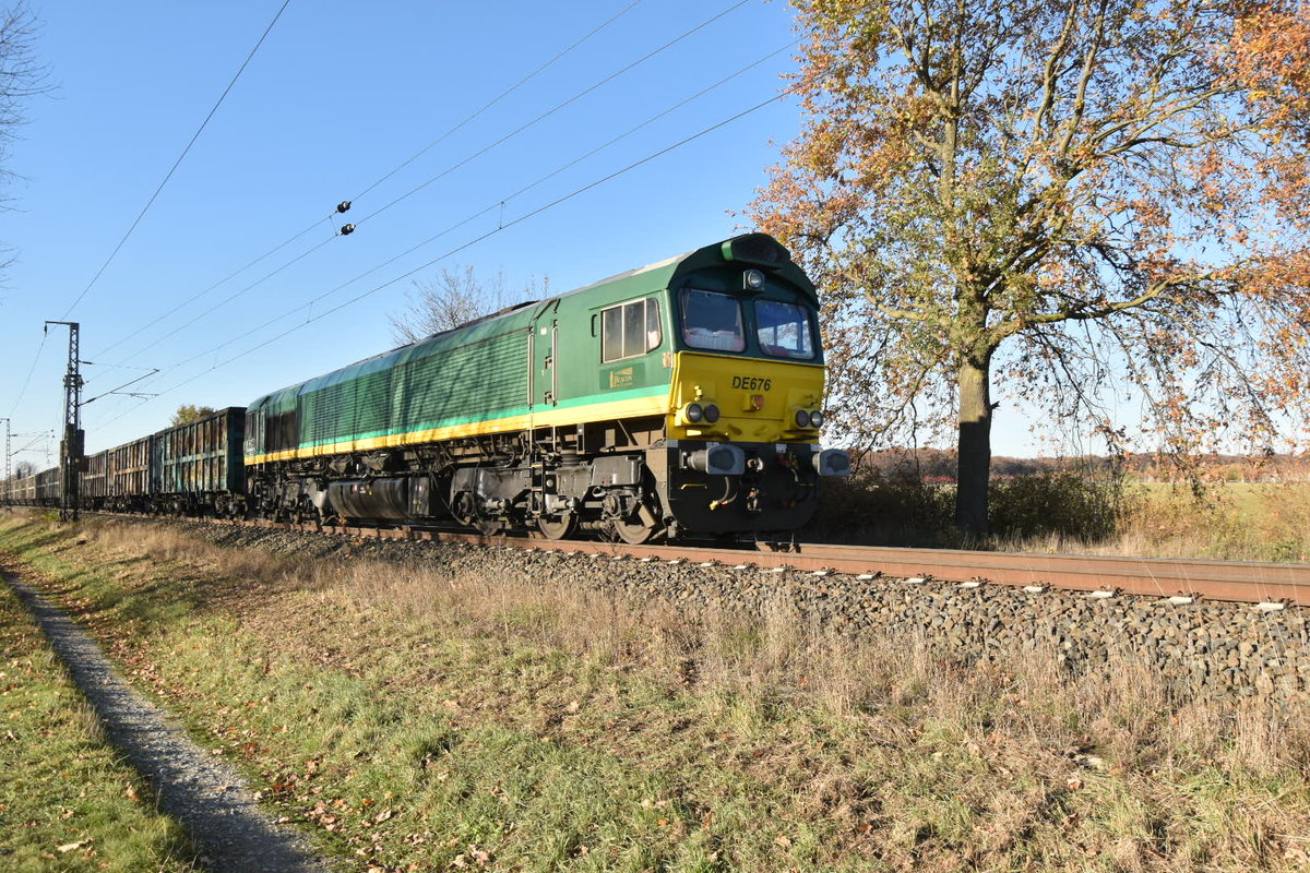 Nach dem die RHC Class 66 nach einer Kreuzung in Boisheim wieder beschleunigt kommt sie auch am Fotobaum vorbei gefahren bevor sie den Fotografen hinter sich lässt.
18.11.2018