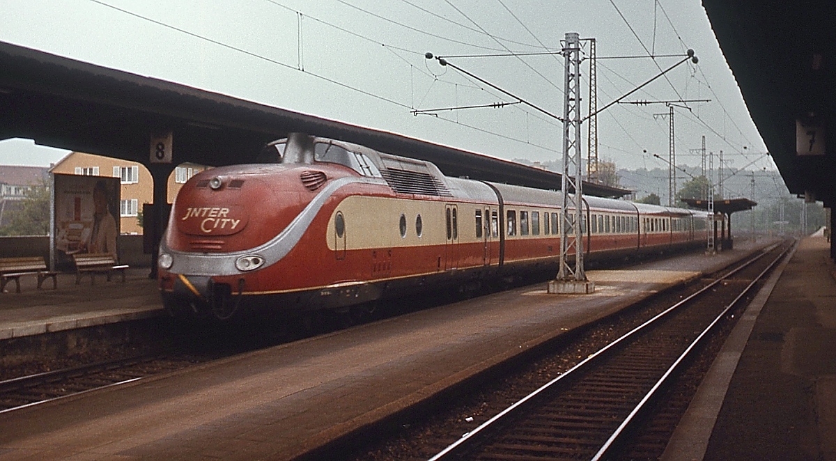 Nach dem Rückzug aus dem TEE-Verkehr wurden die VT 11.5 bis zur Einführung der Zweiklassigkeit 1979 als IC eingesetzt. Hier durchfährt ein 601 im Mai 1978 den Bahnhof Stuttgart-Bad Cannstadt.