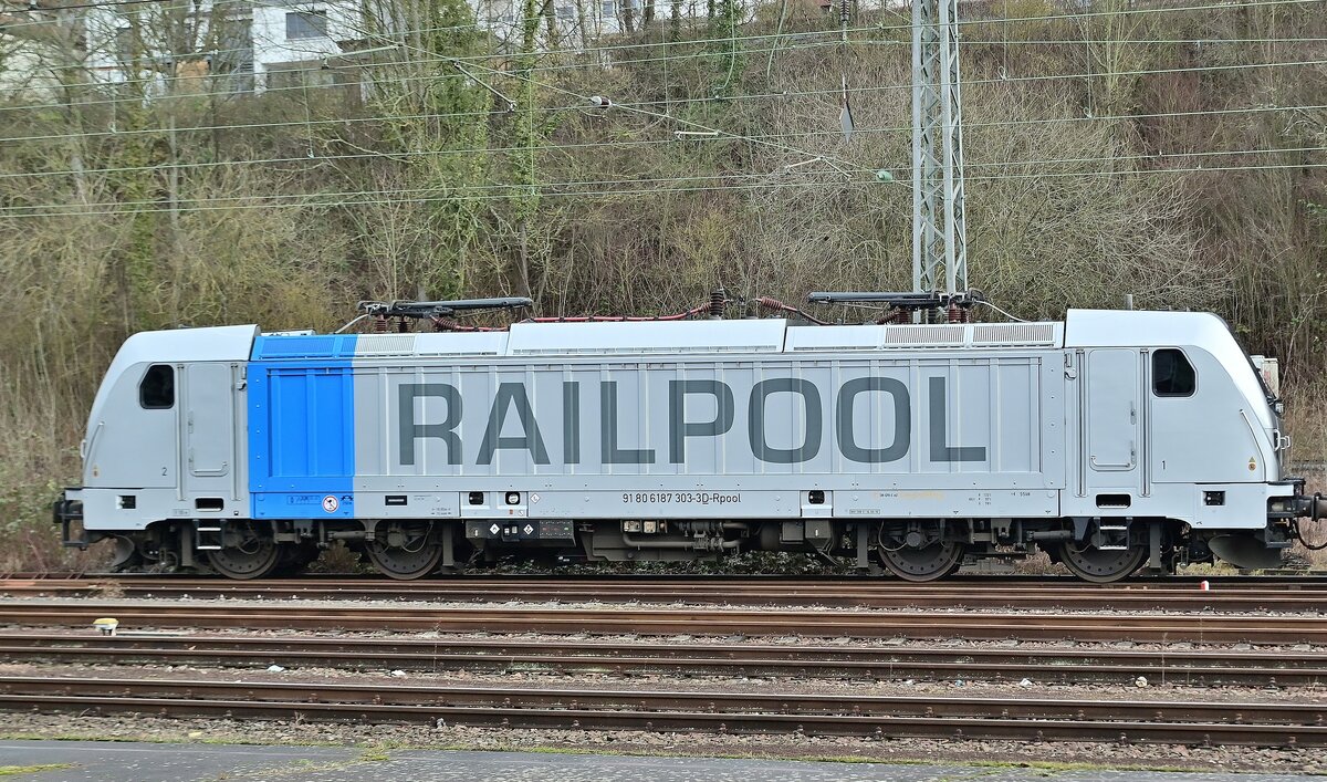 Nach dem sie am vergangen Dienstag schon einen Holzzug in Neckarelz abholte, war sie am heutigen Freitag schon frühzeitig am Freiladegleis zusehen, Railpool 187 303 am 11.2.2022