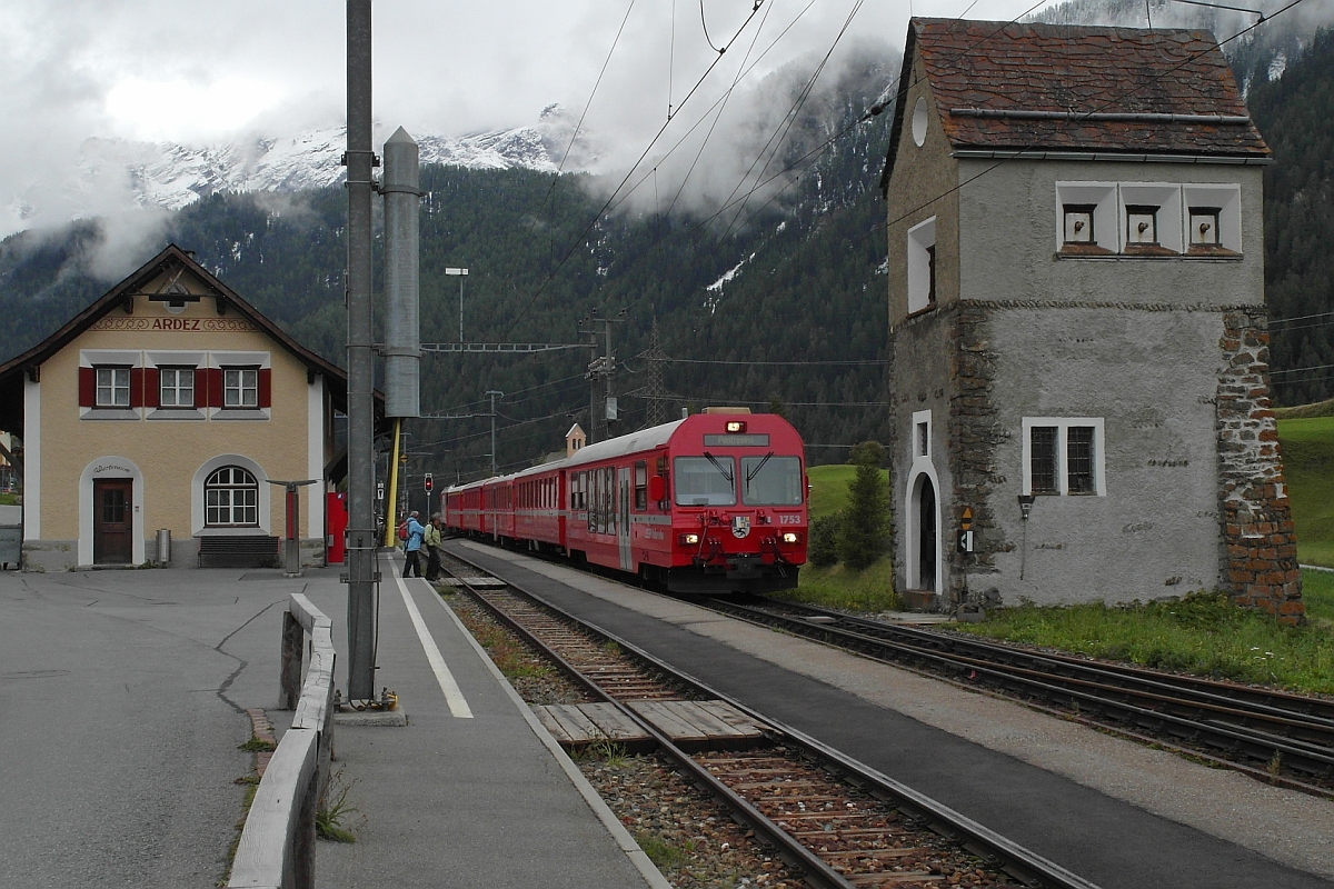 Nach dem Start in Scuol-Tarasp fährt R 1929 mit Steuerwagen 1753 auf der Fahrt nach Pontresina in den Bahnhof von Ardez ein (24.09.2015).