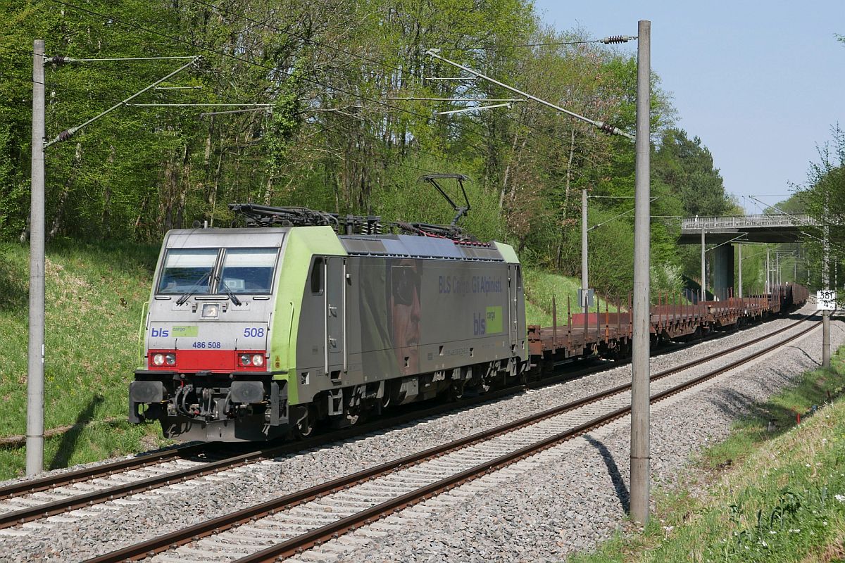 Nach dem Start in Singen am 21.04.2018 befindet sich bei Gottmadingen 486 508 der bls cargo mit den leeren Wagen der Gattung Rs auf der Fahrt nach Dunkerque (F).
