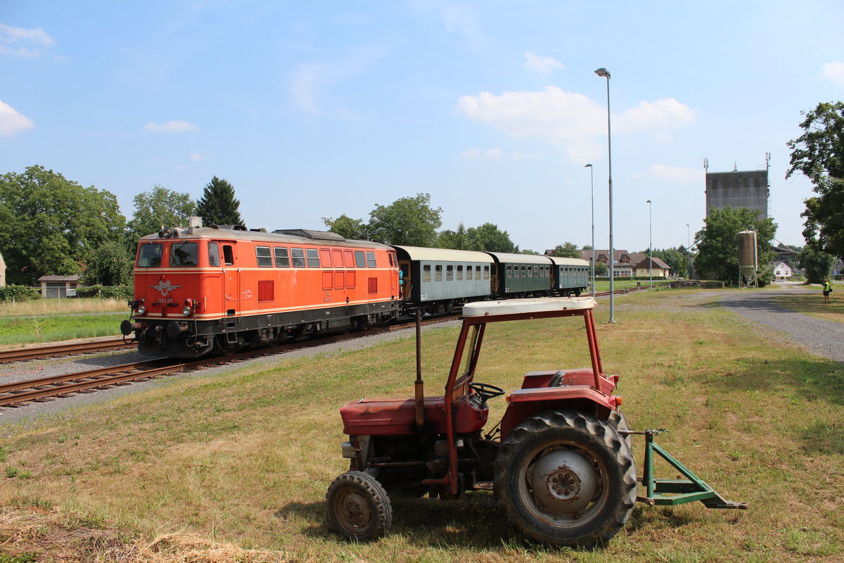 Nach dem stürzen des Sonderzuges entstand dieses Bild am 25.7.2015 in Bad Radkersburg mit der 2143.35 und diesem alten Massey Ferguson 135.