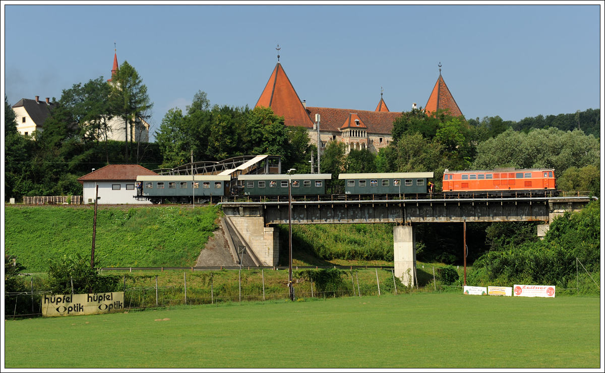 Nach dem Stürzen ging es ab Spielfeld-Straß als SR 17020 weiter nach Bad Radkersburg. Die Aufnahme zeigt den Zug kurz nach der Ausfahrt aus Spielfeld-Straß am 25.7.2015 mit Blick auf das Schloss Spielfeld.