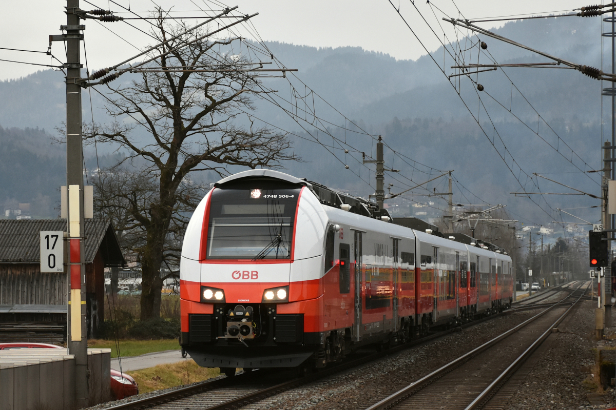 Nach dem Talent-3-Debakel sind nun endlich die lang ersehnten neuen Triebzüge in Vorarlberg eingetroffen. Damit sind die Aushilfsgarnituren aus Tirol und Salzburg wohl Vergangenheit. Hier erreicht 4748.506 am 24.02.2023 von Dornbirn kommend die Haltestelle Wolfurt.