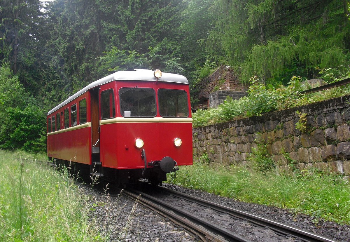 Nach dem Tunnel und Drängetal Kreuzungsstelle stoppten wir noch am ehemaligen Anschlussgleis im Thumkuhlental.
Dieses und der Brecher rechts hinten(Reste)gehörten zum ehemaligen Granitwerk Steinerne Renne, das Granit auf der Höhe zwischen dem Thumkuhlental und dem Holtemmetal(Steinerne Renne ) abbaute. 
Verbunden waren Werk,Steinbrüche  Auf den Hippeln  und  Kantorskopf  mit je einem Bremsberg und einer elektrifizierten 600-mm Feldbahn, wobei der Strom für Bahn,Aufzüge und Granitwerk am Bahnhof Steineren Renne im auch heute produzierenden E-Werk mittels Wasserkraft erzeugt wird.
Das hier gezeigte Anschlussgleis  diente dazu, anfallenden,zerkleinerten und nicht verwendbaren Granitbruch zu versenden, der u.a. auch im Deich-und Straßenbau Abnehmer fand, während die  guten  Stücke  im Granitwerk gesägt und poliert weiter  ab Werk  transportiert wurden. Auch dort ga es einen Anschluss an die Harzquerbahn, die Bogenbrücke ist dort immer noch zu sehen. 24.06.2012  