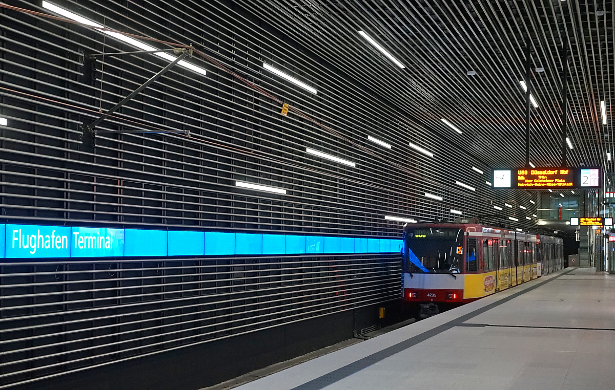 Nach dem Tunnelbahnhof der S-Bahn und dem Fernbahnhof an der Bahnstrecke D�sseldorf-Duisburg wurde am 04.09.2026 der dritte Bahnhof am D�sseldorfer Flughafen in Betrieb genommen. Seitdem ist der Airport durch die Stadtbahnlinie U 80 direkt mit der Innenstadt verbunden. An Messetagen verkehrt zus�tzlich die U 81 zur nahegelegenen D�sseldorfer Messe. Am 12.10.2026 ist dort ein B80D-Doppel mit dem B80D 4235 als zweitem Wagen im Flighafen Terminal eingetroffen.