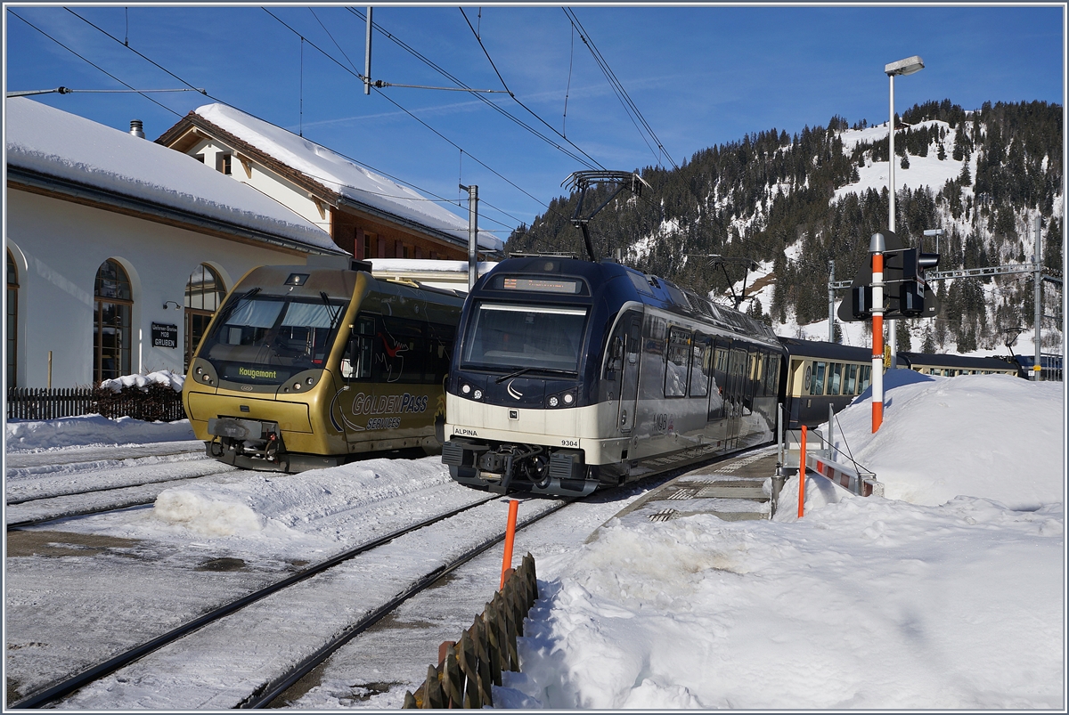 Nach dem Umbau der  Belle Epoque  Wagen verkehrt die nun  MOB GoldenPass Belle Epoque   genannte Verbindung wenig fotogen im Sandwich zwischen zwei  Alpina  Triebwagen der Serie 9000. Das Bild entstand in Gruben bei der Kreuzung mit einem Lenker Pendel am 6. Feb. 2019